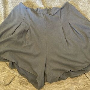 Arula gray flowy shorts!